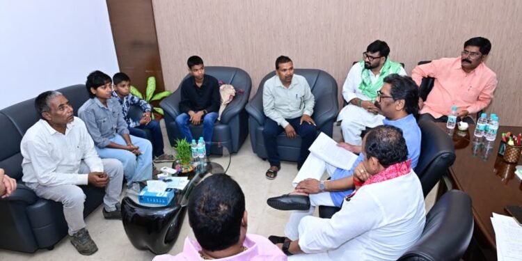 एयर एंबुलेंस हादसे के पीड़ित परिवारों से मुख्यमंत्री हेमंत सोरेन की भावुक मुलाकात, मुआवजा व सरकारी नौकरी का दिया आश्वासन