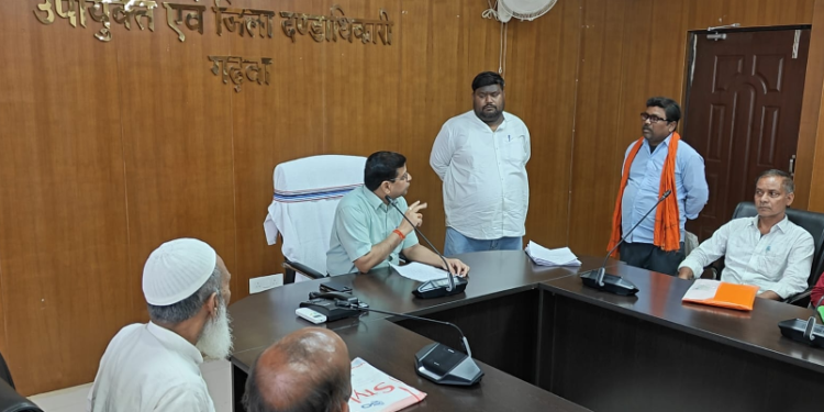 नए DC की पहली ‘जनता अदालत’ में फूटा जन-आक्रोश: 9 महीने से बिना वेतन काम कर रहे गढ़वा के नवनियुक्त शिक्षक! पक्के मकान वालों को ‘पीएम आवास’ बांटने का भी भंडाफोड़
