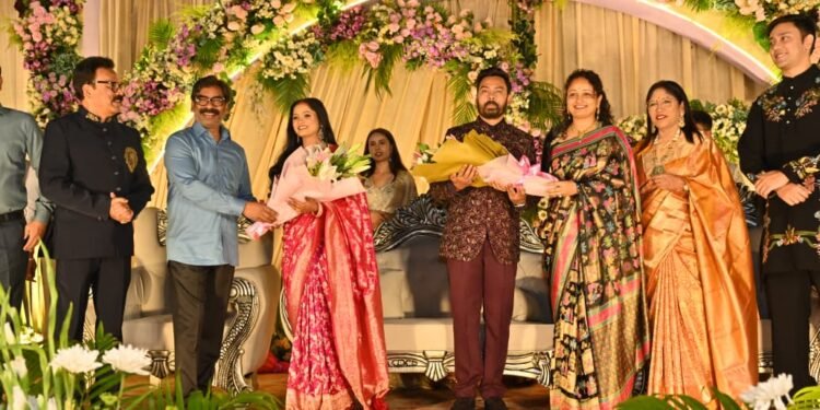सांसद सुखदेव भगत के पुत्र के रिसेप्शन में जुटे दिग्गज; मुख्यमंत्री हेमंत सोरेन और विधायक कल्पना सोरेन ने दीं शुभकामनाएं।