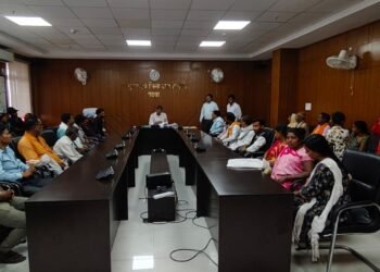 गढ़वा में जनसुनवाई में भारी भीड़! 40 साल पुरानी भूमि कब्जे, राशन कार्ड और फर्जी शौचालय निर्माण की शिकायतें आईं सामने