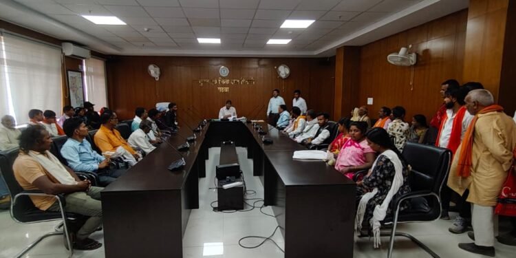 गढ़वा में जनसुनवाई में भारी भीड़! 40 साल पुरानी भूमि कब्जे, राशन कार्ड और फर्जी शौचालय निर्माण की शिकायतें आईं सामने