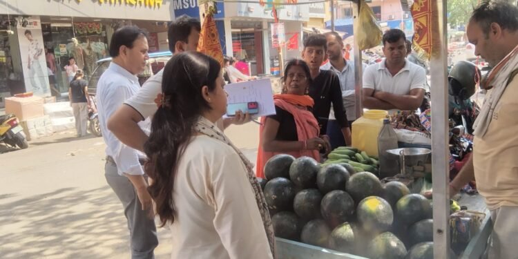 गढ़वा में स्ट्रीट फूड पर सख्ती! मिलावटी पनीर नष्ट, बिना लाइसेंस वेंडर्स को चेतावनी