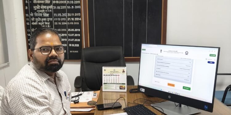 गढ़वा के विकास में बनें भागीदार! 🇮🇳 जनगणना-2027 का आगाज़; उपायुक्त ने खुद किया ऑनलाइन रजिस्ट्रेशन, नागरिकों से की खास अपील