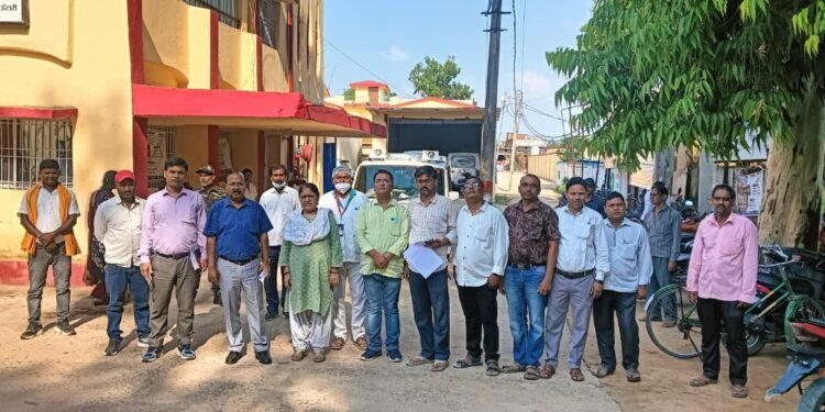 स्वास्थ्य सेवाओं पर प्रशासन का ‘सर्जिकल स्ट्राइक’: गढ़वा के अस्पतालों में जब अचानक पहुंचे बड़े अधिकारी!
