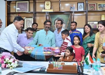 7 साल के ‘जल-वीर’ का वर्ल्ड रिकॉर्ड: सीएम हेमंत सोरेन ने इशांक सिंह को किया सम्मानित, थमाया 5 लाख का चेक!