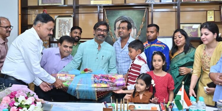 7 साल के ‘जल-वीर’ का वर्ल्ड रिकॉर्ड: सीएम हेमंत सोरेन ने इशांक सिंह को किया सम्मानित, थमाया 5 लाख का चेक!