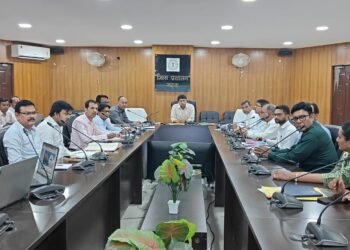 शिक्षा के मंदिर में अब ‘नो कॉम्प्रोमाइज’: DC गढ़वा का कड़ा अल्टीमेटम—100% हाजिरी के साथ बच्चों का आधार और स्वास्थ्य अपडेट भी जरूरी