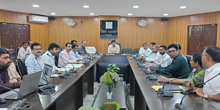 शिक्षा के मंदिर में अब ‘नो कॉम्प्रोमाइज’: DC गढ़वा का कड़ा अल्टीमेटम—100% हाजिरी के साथ बच्चों का आधार और स्वास्थ्य अपडेट भी जरूरी