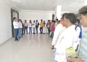 सड़कों पर ‘यमराज’ को न दें आमंत्रण: गढ़वा में बिना हेलमेट पकड़े गए चालकों को पुलिस ने सिखाया सुरक्षा का पाठ, स्लोगन दिया— “सीख से सुरक्षा, टेक्नोलॉजी से परिवर्तन”