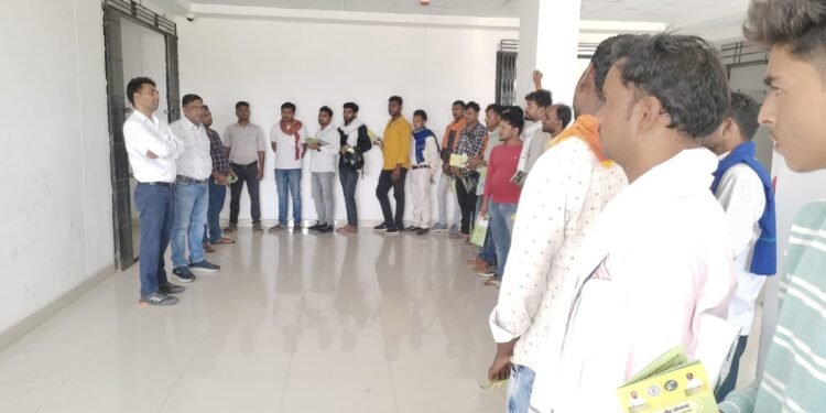 सड़कों पर ‘यमराज’ को न दें आमंत्रण: गढ़वा में बिना हेलमेट पकड़े गए चालकों को पुलिस ने सिखाया सुरक्षा का पाठ, स्लोगन दिया— “सीख से सुरक्षा, टेक्नोलॉजी से परिवर्तन”