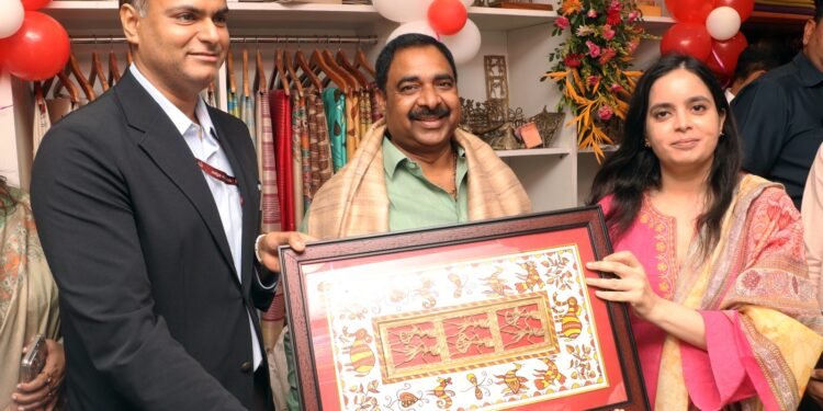 अब कोलकाता में भी बिखरेगी झारखंडी हुनर की चमक: उद्योग मंत्री ने किया झारक्राफ़्ट इम्पोरियम का भव्य उद्घाटन, कारीगरों के सपनों को मिले पंख