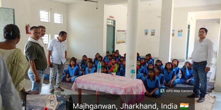 हॉस्टलों की बदहाली पर उपायुक्त का कड़ा प्रहार: गढ़वा के 21 कल्याण विद्यालयों में ‘सर्प्राइज रेड’, व्यवस्था सुधारने का अल्टीमेटम