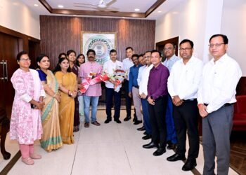 सुशासन की नई उड़ान: मुख्यमंत्री हेमंत सोरेन से मिले नवप्रोन्नत संयुक्त सचिव, CM ने कहा— “जनता की सेवा ही आपकी असली जिम्मेदारी”