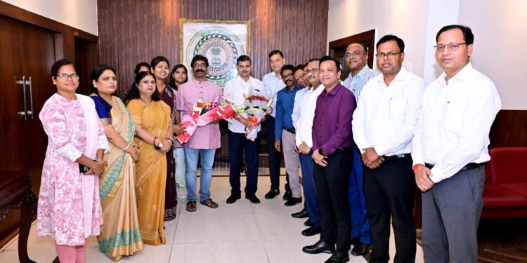 सुशासन की नई उड़ान: मुख्यमंत्री हेमंत सोरेन से मिले नवप्रोन्नत संयुक्त सचिव, CM ने कहा— “जनता की सेवा ही आपकी असली जिम्मेदारी”