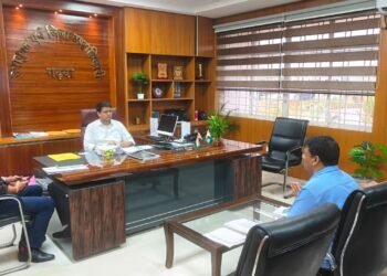 गढ़वा की लाइफलाइन ‘सोन-कनहर’ प्रोजेक्ट पर उपायुक्त का बड़ा एक्शन: काम में सुस्ती पर जताई नाराजगी, कहा— “समय पर पूरा करें काम, लापरवाही नहीं होगी बर्दाश्त”