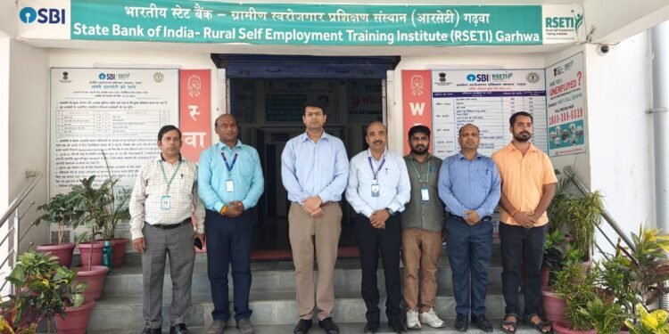 बेरोजगार युवाओं के हुनर को मिलेंगे ‘रोजगार के पंख’: गढ़वा RSETI संस्थान पहुंचे उपायुक्त; परिसर में खुलेगा पलाश मार्ट और लगेंगे सोलर पैनल