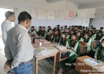 सड़कों पर ‘सुरक्षित’ होगा बेटियों का सफर: गढ़वा में छात्राओं ने ली ट्रैफिक नियमों की शपथ, अब ओवरस्पीडिंग और मोबाइल के इस्तेमाल पर नो-टॉलरेंस