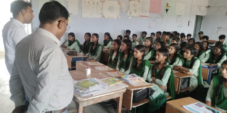 सड़कों पर ‘सुरक्षित’ होगा बेटियों का सफर: गढ़वा में छात्राओं ने ली ट्रैफिक नियमों की शपथ, अब ओवरस्पीडिंग और मोबाइल के इस्तेमाल पर नो-टॉलरेंस