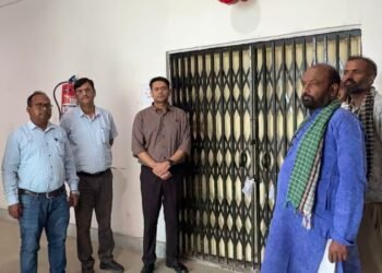 चुनाव की ‘मशीनों’ पर कड़ा पहरा: गढ़वा उपायुक्त ने किया ईवीएम-वीवीपैट वेयरहाउस का औचक निरीक्षण; सुरक्षा में चूक पर दी सख्त चेतावनी