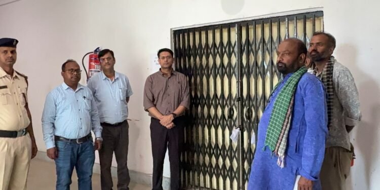 चुनाव की ‘मशीनों’ पर कड़ा पहरा: गढ़वा उपायुक्त ने किया ईवीएम-वीवीपैट वेयरहाउस का औचक निरीक्षण; सुरक्षा में चूक पर दी सख्त चेतावनी