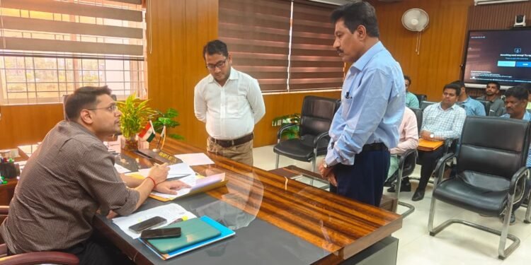 बारिश में टापू नहीं बनेगा गढ़वा शहर: चंद मिनटों की बरसात में सड़कों पर बही गंदगी तो भड़के उपायुक्त, ड्रेनेज सिस्टम सुधारने का ‘मास्टर प्लान’ तैयार