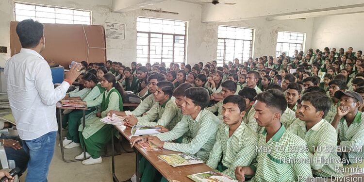 सड़कों पर लापरवाही पड़ेगी भारी! रमना +2 हाई स्कूल में गूंजा सड़क सुरक्षा का संदेश, छात्रों ने कहा— “सुरक्षित सफर, हमारा संकल्प”