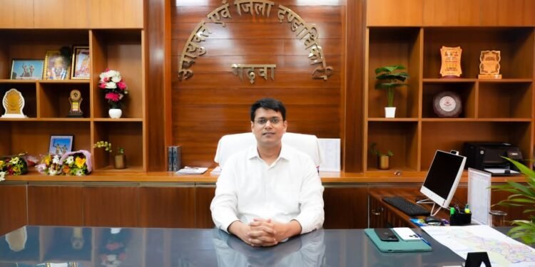गढ़वा प्रशासनिक महकमे में बड़ा फेरबदल: उपायुक्त ने एक झटके में बदले 26 क्लर्क, एक्स्ट्रा पोस्टिंग और ‘सैलरी’ के झंझट को किया खत्म