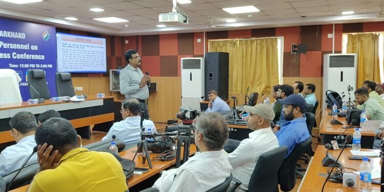 लोकतंत्र के महापर्व की तैयारी, छूटेगा नहीं कोई वोटर भारी! झारखण्ड में 20 जून से घर-घर पहुंचेंगे BLO; मुख्य निर्वाचन पदाधिकारी ने कहा— “बिना सुनवाई नहीं कटेगा किसी का नाम”