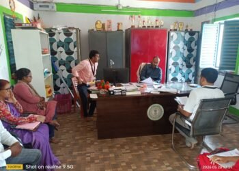 क्लास में बिना ‘लेसन प्लान’ पहुंचे तो कटेगी सैलरी! गढ़वा में स्कूल निरीक्षण के दौरान भड़के DEO, टीसी के नाम पर वसूली करने वाले हेडमास्टर को 24 घंटे का अल्टीमेटम