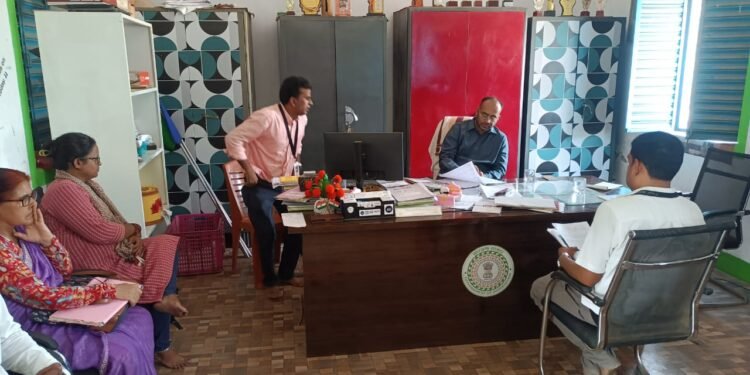क्लास में बिना ‘लेसन प्लान’ पहुंचे तो कटेगी सैलरी! गढ़वा में स्कूल निरीक्षण के दौरान भड़के DEO, टीसी के नाम पर वसूली करने वाले हेडमास्टर को 24 घंटे का अल्टीमेटम