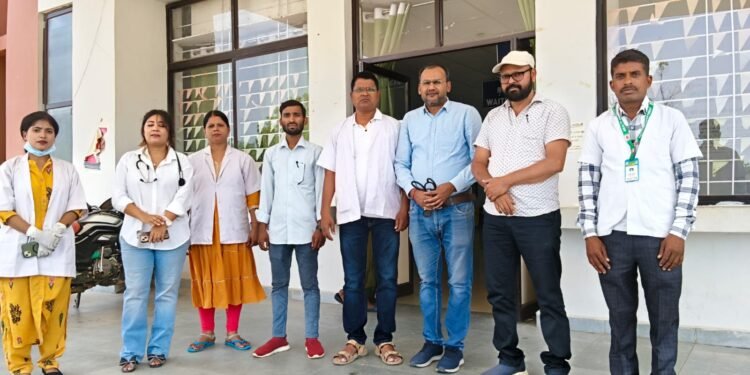 गढ़वा के सरकारी अस्पतालों में ‘दवा और डॉक्टर’ की खुली पोल! सिविल सर्जन के औचक निरीक्षण में बंद मिला केंद्र, ड्यूटी से गायब डॉक्टरों पर गिरेगी गाज