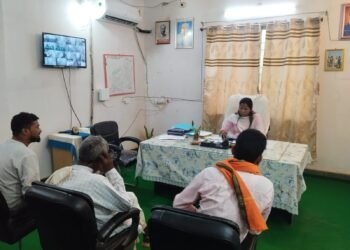 जनता की अदालत में ऑन-द-स्पॉट एक्शन! गढ़वा समाहरणालय से लेकर प्रखंडों तक गूंजी फरियादियों की आवाज; जमीन, आवास और बकाया मजदूरी पर अपर समाहर्ता सख्त