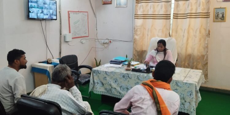 जनता की अदालत में ऑन-द-स्पॉट एक्शन! गढ़वा समाहरणालय से लेकर प्रखंडों तक गूंजी फरियादियों की आवाज; जमीन, आवास और बकाया मजदूरी पर अपर समाहर्ता सख्त