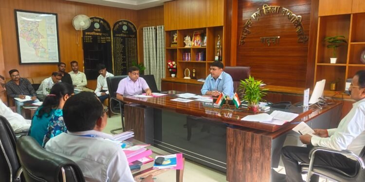 सहकारिता से बदलेगी गढ़वा के गांवों की सूरत: हर पंचायत में खुलेगी दुग्ध समिति, डिजिटल होंगे पैक्स-लैंप्स; उपायुक्त ने गोदाम निर्माण के लिए दिए संयुक्त जांच के आदेश