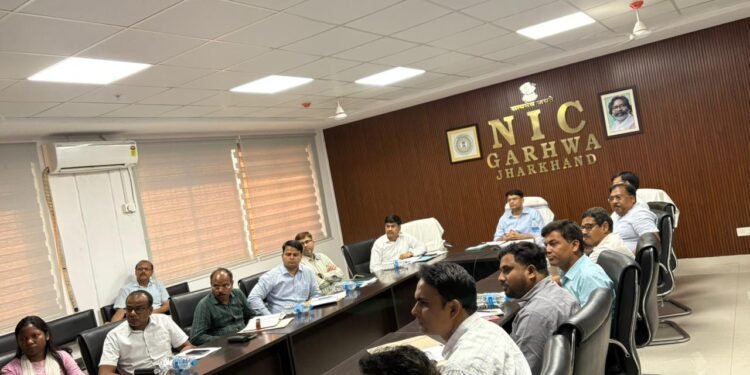 वोटर लिस्ट से कहीं कट न जाए आपका नाम! गढ़वा के सभी बूथों पर जारी हुई ‘अनमैप्ड’ मतदाताओं की लिस्ट, DC ने कहा— “1 हफ्ता है मौका, तुरंत कराएं मैपिंग”