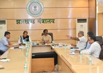 खजाने की बढ़ी ताकत, पड़ोसियों को पछाड़ा! CM हेमंत सोरेन बोले— “ओडिशा-छत्तीसगढ़ से बेहतर है झारखण्ड का खनन राजस्व, अब दफ्तरों में बायोमेट्रिक से तय होगी जवाबदेही”