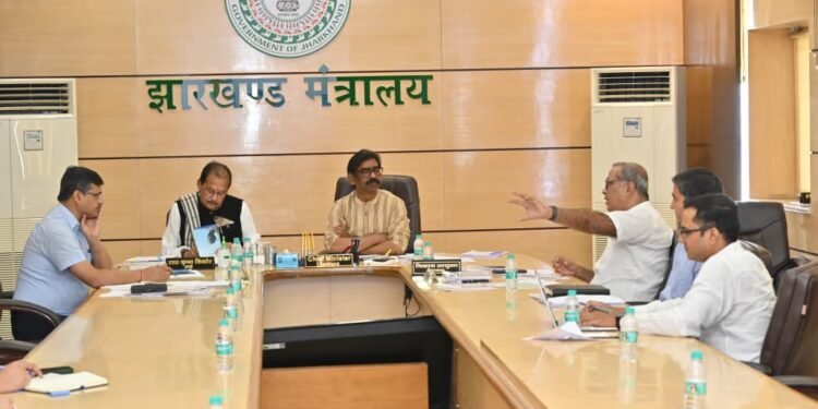 खजाने की बढ़ी ताकत, पड़ोसियों को पछाड़ा! CM हेमंत सोरेन बोले— “ओडिशा-छत्तीसगढ़ से बेहतर है झारखण्ड का खनन राजस्व, अब दफ्तरों में बायोमेट्रिक से तय होगी जवाबदेही”
