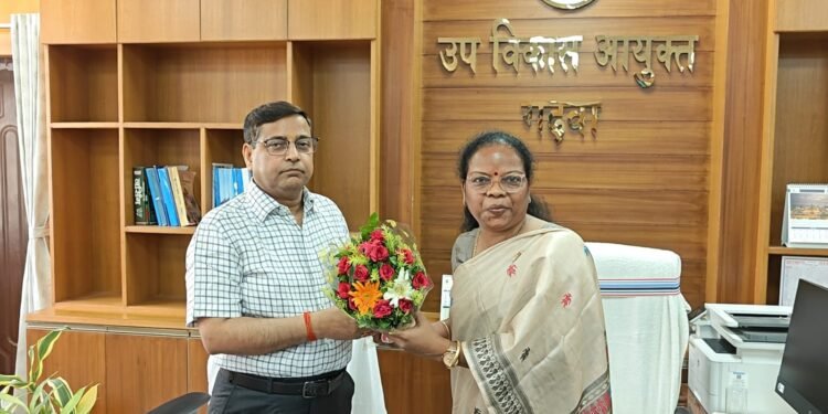 गढ़वा के विकास को मिलेगी नई रफ्तार! सीनियर IAS अधिकारी प्रेमलता मुर्मू ने संभाला 32वें DDC का पदभार, आते ही कर्मियों को दिया ‘टीम भावना’ का मंत्र
