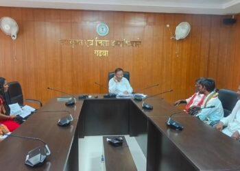 घरेलू कलह से लेकर ‘फर्जी’ राशन-पेंशन तक का खुला चिट्ठा! गढ़वा जनसुनवाई में पहुंचे फरियादी; आपूर्ति पदाधिकारी ने अधिकारियों को दिए सख्त जांच के आदेश