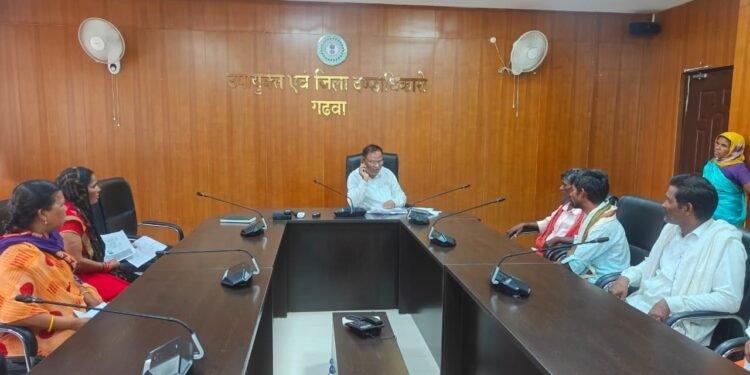 घरेलू कलह से लेकर ‘फर्जी’ राशन-पेंशन तक का खुला चिट्ठा! गढ़वा जनसुनवाई में पहुंचे फरियादी; आपूर्ति पदाधिकारी ने अधिकारियों को दिए सख्त जांच के आदेश