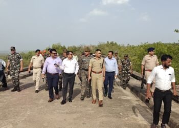 मंडल डैम के अधूरे काम पर गढ़वा-लातेहार प्रशासन का ‘महा-एक्शन’! दोनों जिलों के DC-SP ने किया साझा निरीक्षण; अब भारी पुलिस फोर्स की सुरक्षा में दिन-रात चलेगा काम