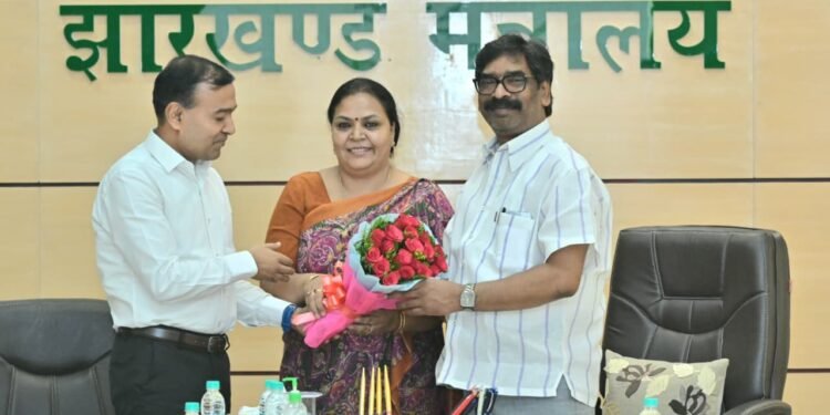 दीदी संभालेंगी कमान, गांवों से बदलेगा झारखण्ड का मान! CM हेमंत सोरेन की घोषणा— “सखी मंडलों को मिलेगा 5 हजार करोड़ का लोन, दूसरे राज्यों के पर्यटन स्थलों पर भी खुलेंगे पलाश मार्ट”