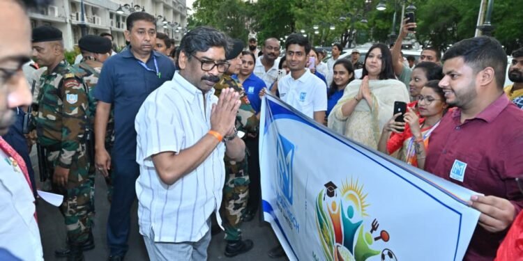 झारखण्ड कैबिनेट का महा-ऐलान: सरकारी कर्मचारियों की लगी लॉटरी, बढ़ा महंगाई भत्ता! गांवों में खुलेंगे ‘अबुआ दवाखाना’ और विस्थापितों को निबंधन शुल्क से मिली भारी छूट