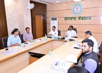 जलस्रोतों पर कब्ज़ा करने वालों पर चलेगा ‘महा-बुलडोजर’! CM हेमंत सोरेन का सख्त आदेश— “नदी-तालाबों से तुरंत हटाएं अवैध निर्माण, रिंग रोड को सोलर लाइटों से करें चकाचक”