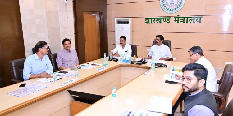 जलस्रोतों पर कब्ज़ा करने वालों पर चलेगा ‘महा-बुलडोजर’! CM हेमंत सोरेन का सख्त आदेश— “नदी-तालाबों से तुरंत हटाएं अवैध निर्माण, रिंग रोड को सोलर लाइटों से करें चकाचक”