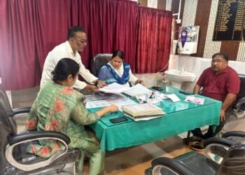 पलामू कमिश्नर का ‘महा-एक्शन’: अस्पताल में तड़प रहा था बच्चा, गायब थे डॉक्टर; भड़कीं आयुक्त कुमूद सहाय ने रोका सबका वेतन, रमना ब्लॉक में भी काटा हड़कंप
