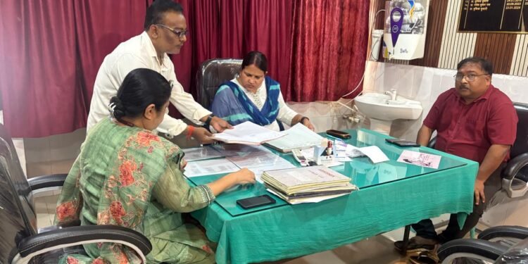पलामू कमिश्नर का ‘महा-एक्शन’: अस्पताल में तड़प रहा था बच्चा, गायब थे डॉक्टर; भड़कीं आयुक्त कुमूद सहाय ने रोका सबका वेतन, रमना ब्लॉक में भी काटा हड़कंप