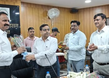 गढ़वा समाहरणालय में छलके आंसू, याद आया ‘कर्तव्यनिष्ठ’ कार्यकाल! ADC राज महेश्वरम और डिप्टी इलेक्शन ऑफिसर सुशील राय को मिली भावपूर्ण विदाई; DC बोले— “आने वाली पीढ़ियों के प्रेरणास्रोत हैं दोनों अफसर”