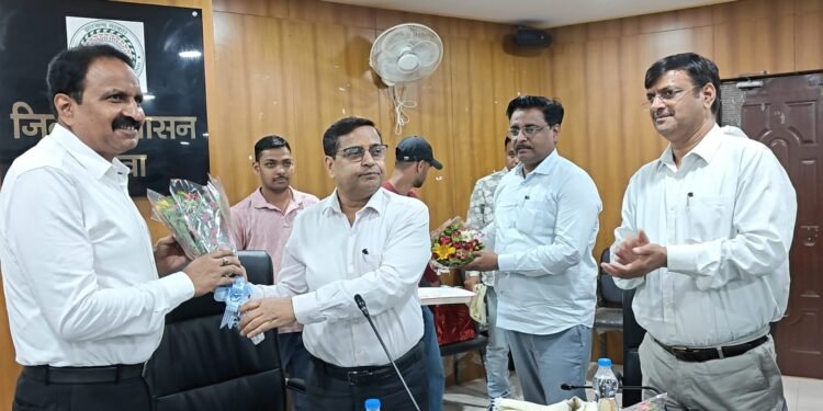 गढ़वा समाहरणालय में छलके आंसू, याद आया ‘कर्तव्यनिष्ठ’ कार्यकाल! ADC राज महेश्वरम और डिप्टी इलेक्शन ऑफिसर सुशील राय को मिली भावपूर्ण विदाई; DC बोले— “आने वाली पीढ़ियों के प्रेरणास्रोत हैं दोनों अफसर”
