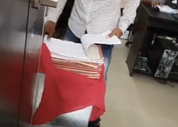 सरकारी तिजोरी खोलकर फाड़े जा रहे राजस्व के कागजात, नोटों की गड्डियां गिनते बाबू का VIDEO वायरल; लखीसराय के सूर्यगढ़ा अंचल कार्यालय में मचा हड़कंप